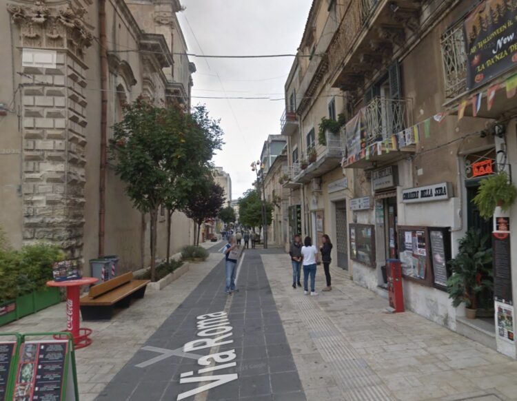 Ragusa, lite violenta tra tunisini in via Roma e uno subisce in faccia lo spray al peperoncino: è alta tensione
