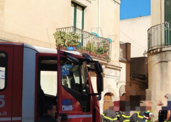 Scicli, anziani cadono dentro casa e non riescono a chiedere aiuto: salvati dai vigili del fuoco