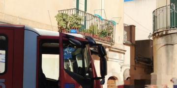 Scicli, anziani cadono dentro casa e non riescono a chiedere aiuto: salvati dai vigili del fuoco