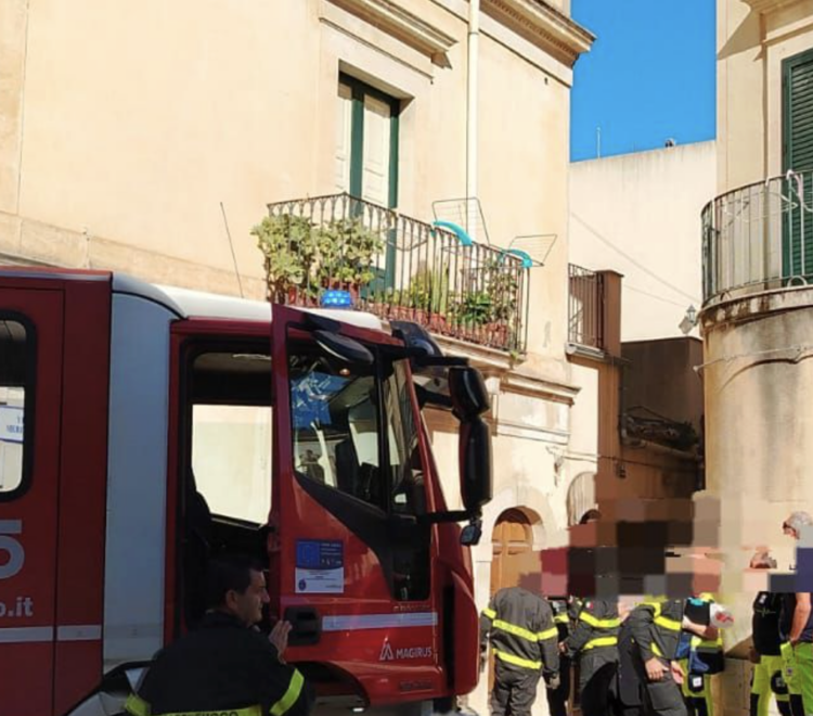 Scicli, anziani cadono dentro casa e non riescono a chiedere aiuto: salvati dai vigili del fuoco