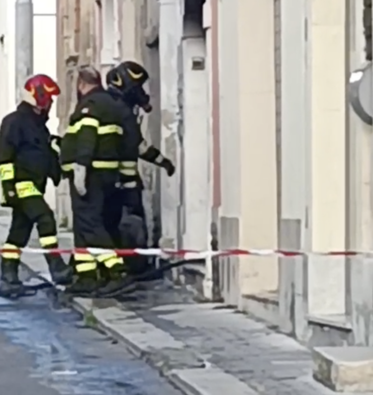 Vittoria, in via Gaeta finisce in fiamme la casa di alcuni cittadini stranieri