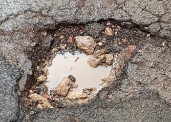 Scicli, troppe buche pericolose a Donnalucata: “Intervenite”