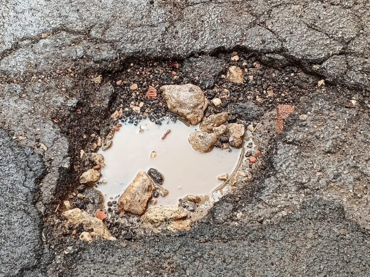 Scicli, troppe buche pericolose a Donnalucata: “Intervenite”