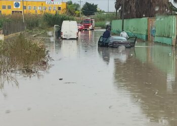 Acquazzoni pericolosi a Vittoria, tratti in salvo automobilisti in difficoltà