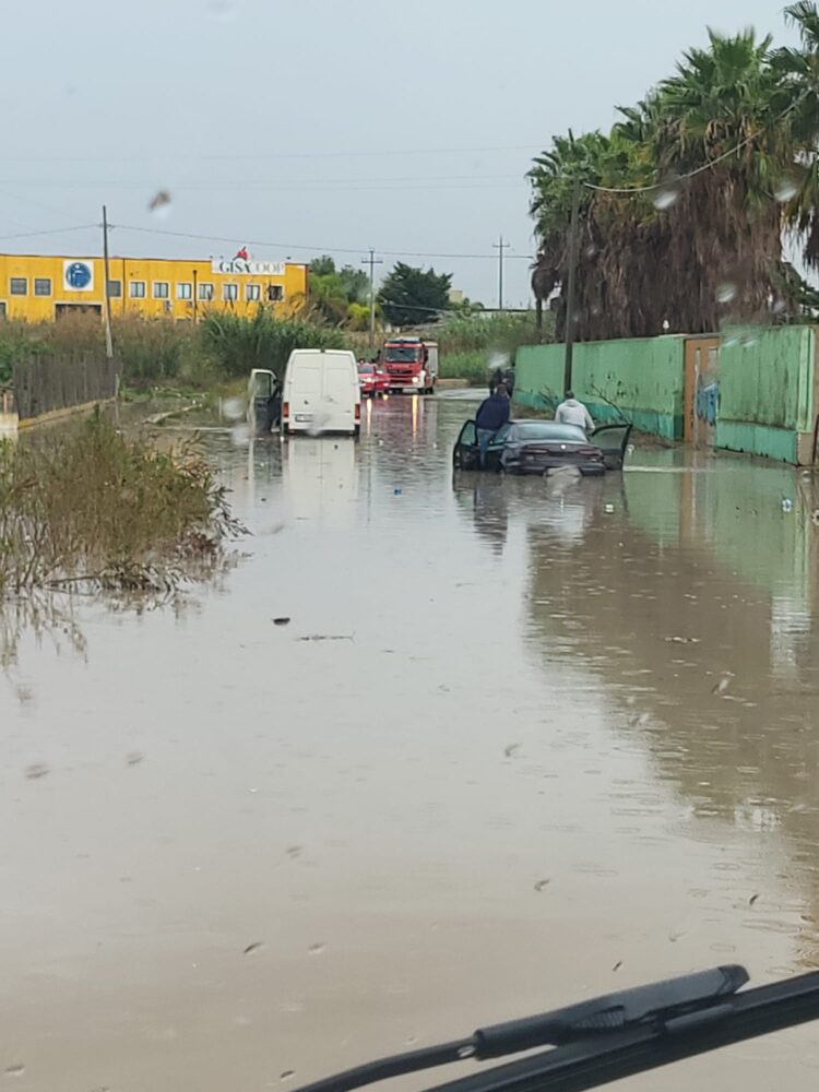 Acquazzoni pericolosi a Vittoria, tratti in salvo automobilisti in difficoltà