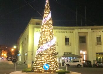 Ragusa, accese le luminarie natalizie: giusto o no?