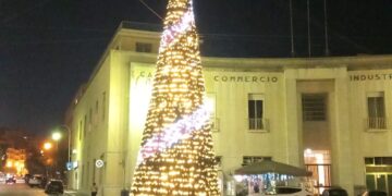 Ragusa, accese le luminarie natalizie: giusto o no?