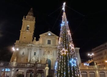 Ragusa, acceso l’albero di Natale in piazza San Giovanni