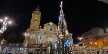 Ragusa, acceso l’albero di Natale in piazza San Giovanni