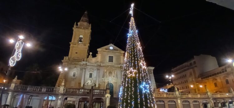 Ragusa, acceso l’albero di Natale in piazza San Giovanni