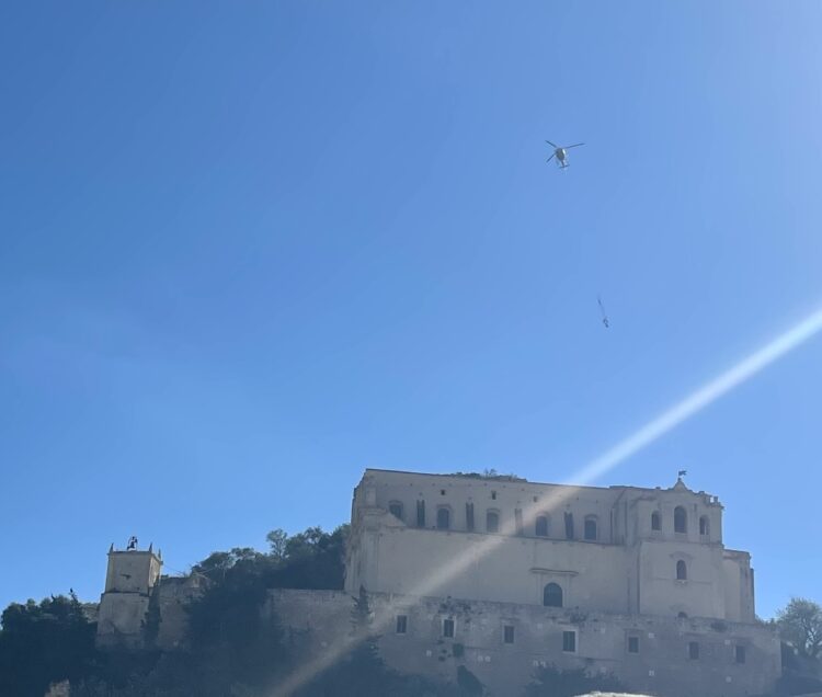 Scicli, un elicottero per i costoni rocciosi