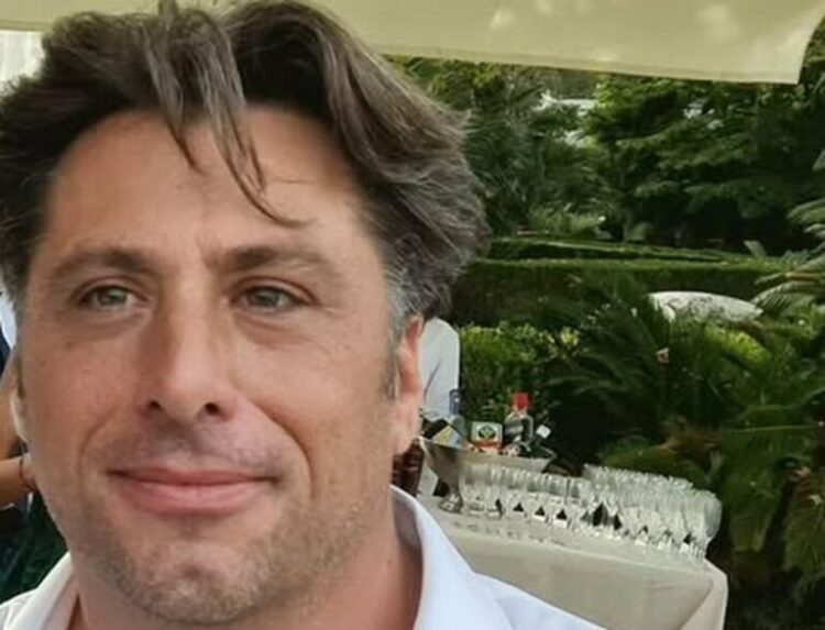 Scende dall’auto per controllare una ruota bucata e muore falciato da una macchina