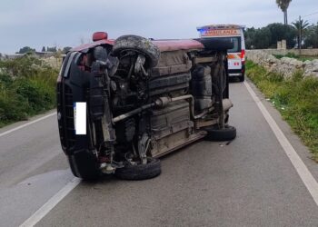 Auto si ribalta in contrada Piano Ceci a Modica, il conducente avrebbe accusato un malore