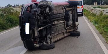 Auto si ribalta in contrada Piano Ceci a Modica, il conducente avrebbe accusato un malore