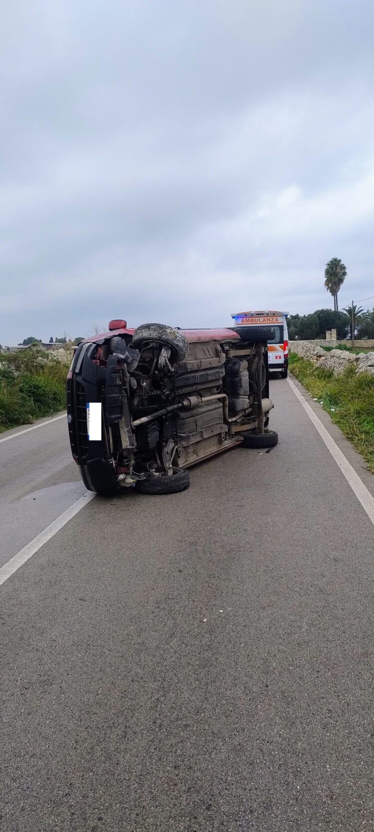 Auto si ribalta in contrada Piano Ceci a Modica, il conducente avrebbe accusato un malore