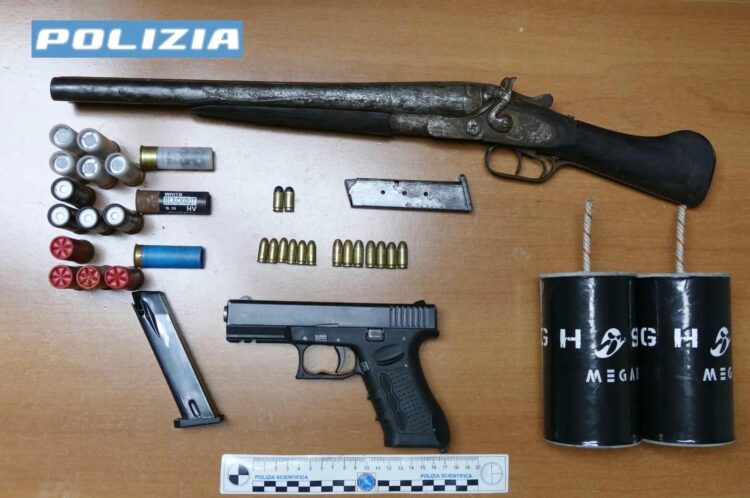 Acate, nella cucina aveva un deposito di armi