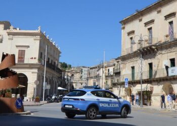 Modica, prende a calci e a pugni gli agenti che lo stavano controllando