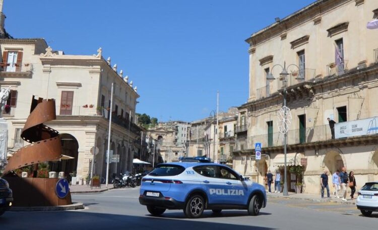 Modica, prende a calci e a pugni gli agenti che lo stavano controllando