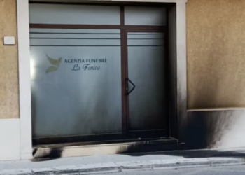 Scicli, data alle fiamme la vetrata di un’agenzia funebre