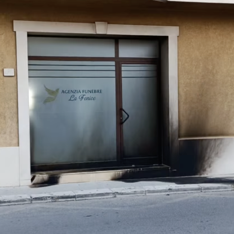 Scicli, data alle fiamme la vetrata di un’agenzia funebre