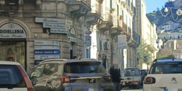 Scicli, pedone investito da un’auto in centro storico