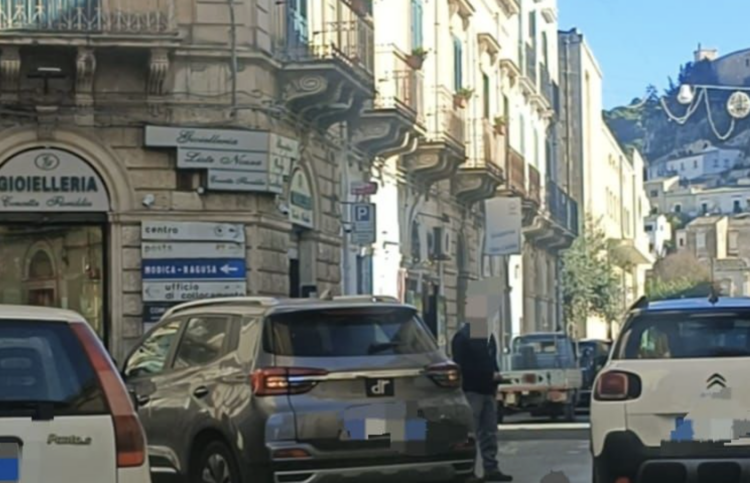 Scicli, pedone investito da un’auto in centro storico