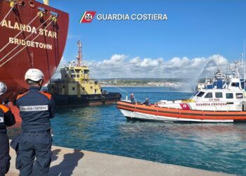 Incendio a bordo di un mercantile al porto di Pozzallo, ma era un’esercitazione