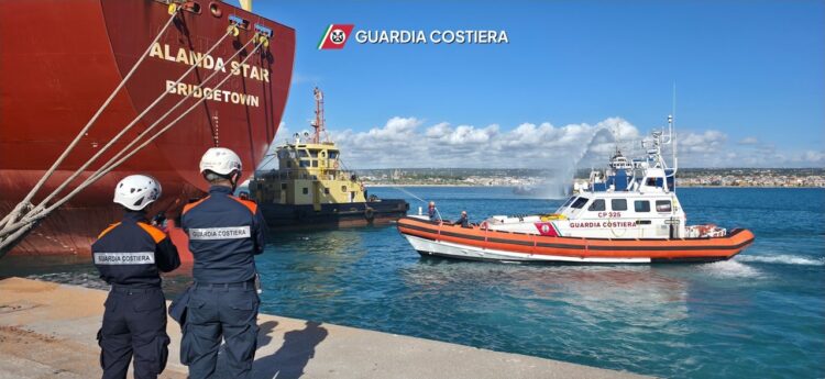 Incendio a bordo di un mercantile al porto di Pozzallo, ma era un’esercitazione