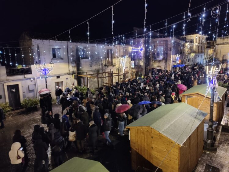 Monterosso Almo, neppure la pioggia ferma il presepe vivente