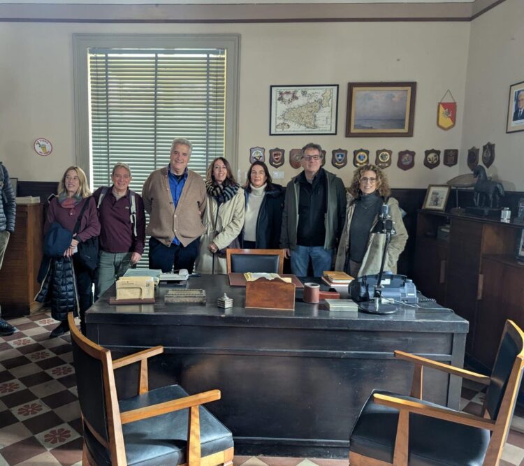 Scicli, la primogenita di Andrea Camilleri in visita nella stanza del commissario Montalbano