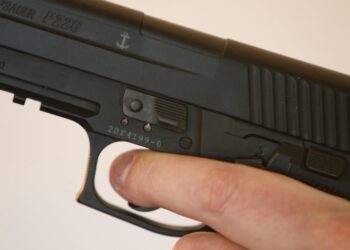 Vittoria, con la pistola sotto casa della ex: evitato un femminicidio