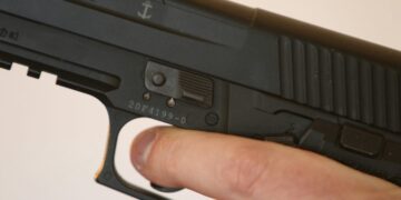 Vittoria, con la pistola sotto casa della ex: evitato un femminicidio