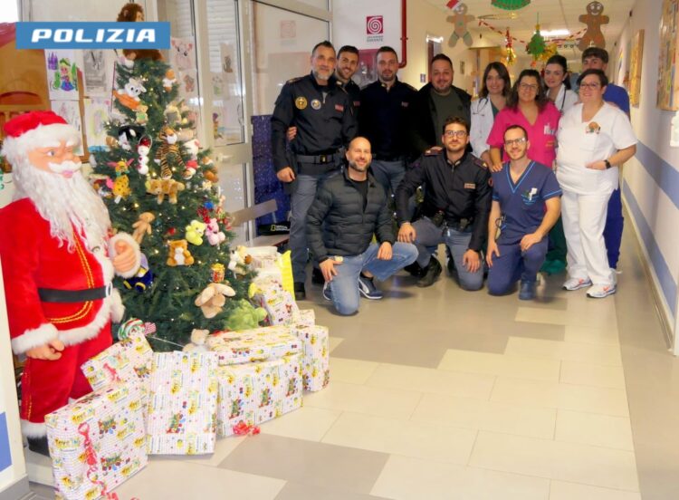 Vittoria, la polizia in Pediatria: regali per i piccoli pazienti