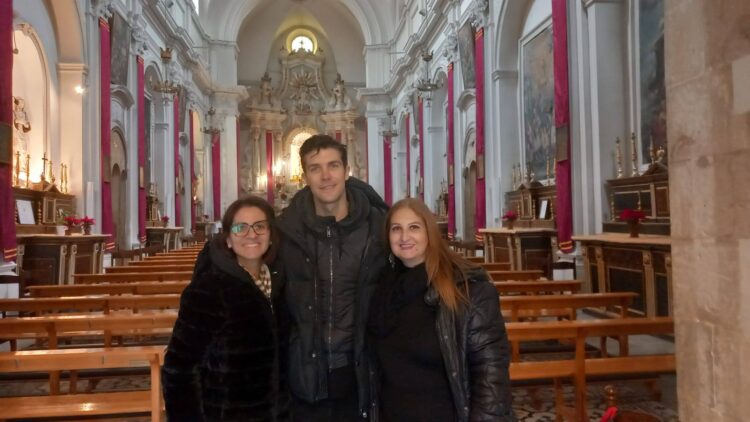Roberto Bolle si riscopre turista tra i vicoli barocchi di Modica