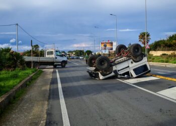 Ragusa, auto si ribalta all’uscita della città verso Santa Croce: un ferito