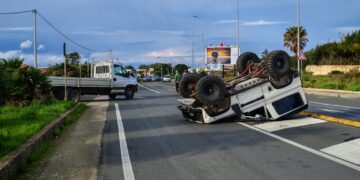 Ragusa, auto si ribalta all’uscita della città verso Santa Croce: un ferito