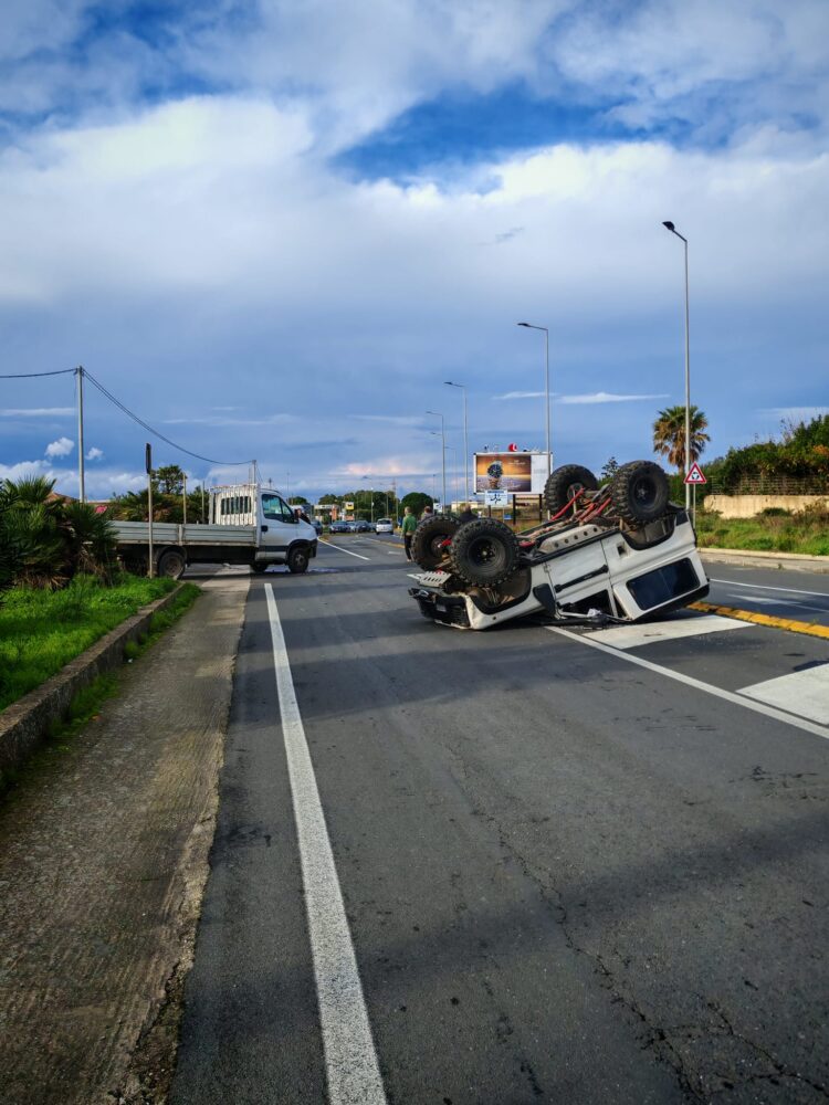 Ragusa, auto si ribalta all’uscita della città verso Santa Croce: un ferito