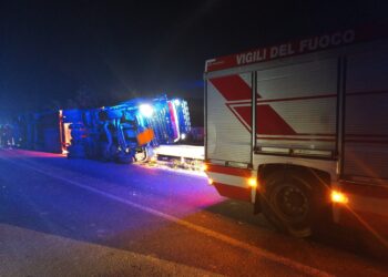 Autocarro carico di ortaggi si ribalta sulla Ispica-Pachino