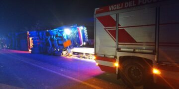 Autocarro carico di ortaggi si ribalta sulla Ispica-Pachino