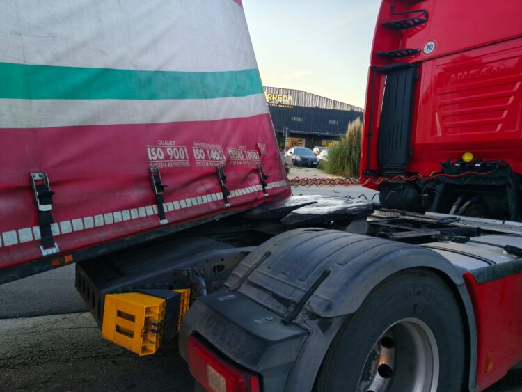 Modica, semirimorchio si stacca sul ponte: tragedia evitata