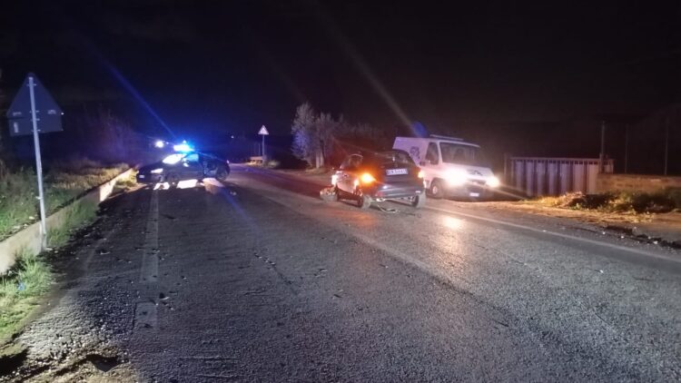 Scontro tra due auto, ferita una donna