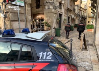 Modica, trovi i ladri in casa e lo aggrediscono: un malvivente finisce ai domiciliari