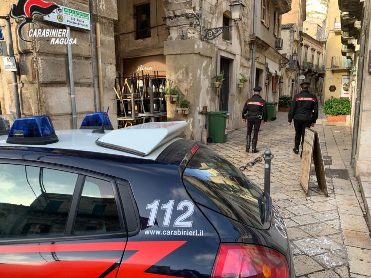 Modica, trovi i ladri in casa e lo aggrediscono: un malvivente finisce ai domiciliari