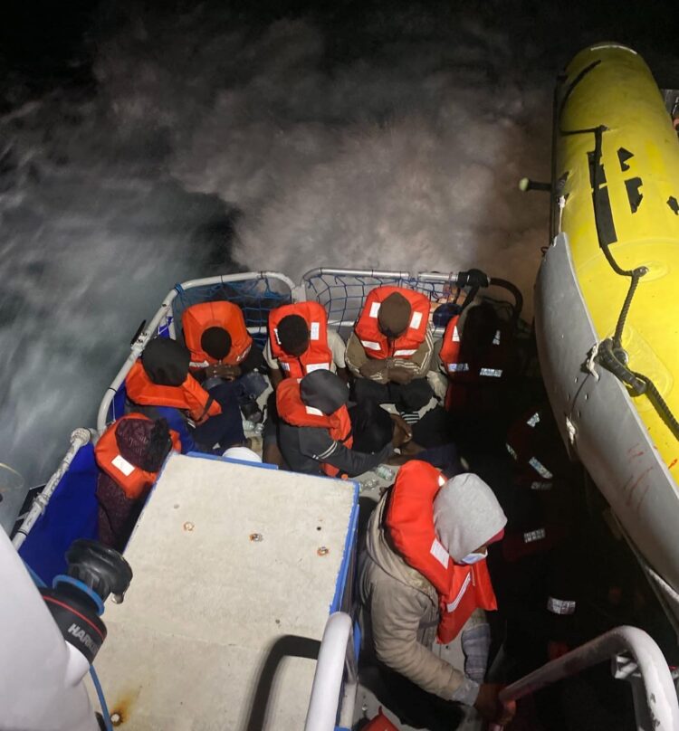 Pozzallo, sbarcati 48 migranti. Ci sono bambini piccoli