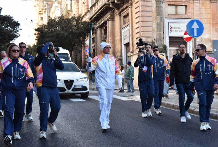 Ragusa abbraccia con entusiasmo il passaggio della fiaccola olimpica