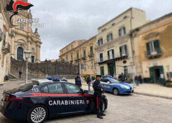 Ragusa, aggredisce le forze dell’ordine dopo essersi introdotto in un’abitazione