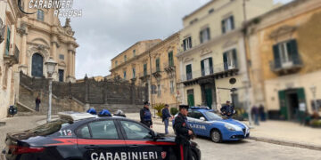 Ragusa, aggredisce le forze dell’ordine dopo essersi introdotto in un’abitazione