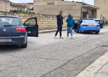 Acate, tenta di accoltellare agente di polizia: arrestato senegalese irregolare