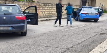 Acate, tenta di accoltellare agente di polizia: arrestato senegalese irregolare