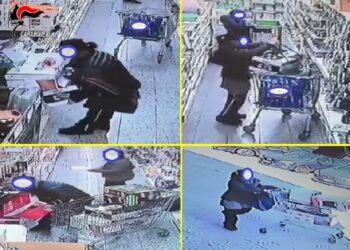 Modica, scene da film: cassiere di supermercato insegue ladra di scatolette di tonno